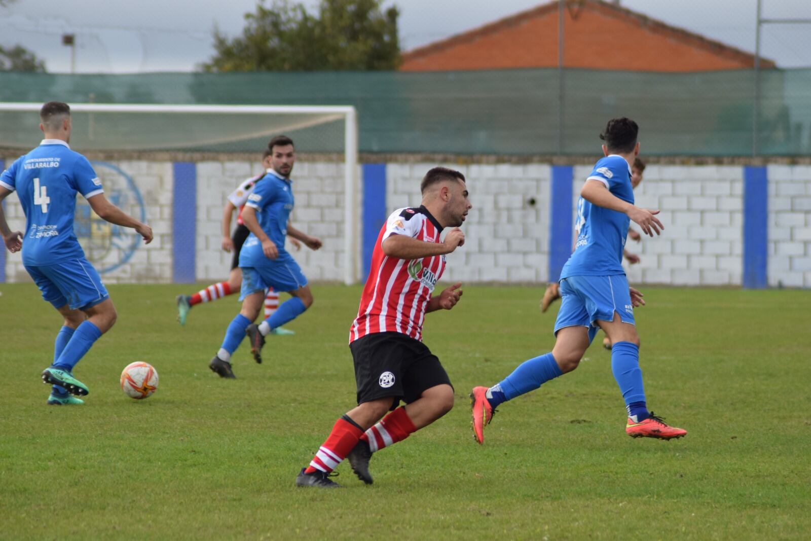 Jesús, del Zamora &quot;B&quot;, repliega ante un ataque del CD Villaralbo