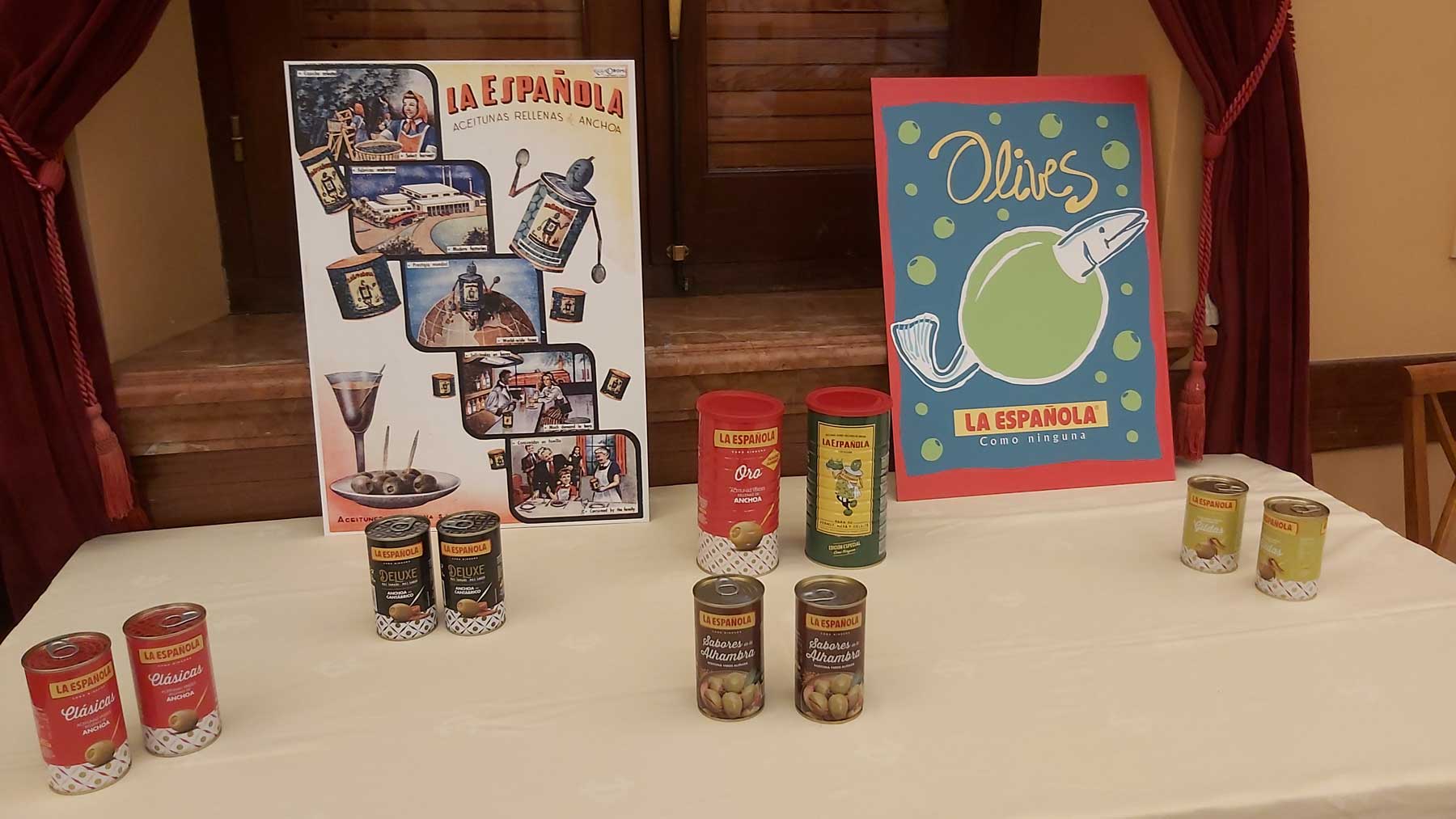 En cada una de las mesas que rodean el Salón Rotonda del Círculo Industrial se han instalado productos y campañas publicitarias de distintas épocas