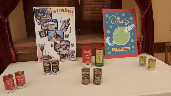 En cada una de las mesas que rodean el Salón Rotonda del Círculo Industrial se han instalado productos y campañas publicitarias de distintas épocas