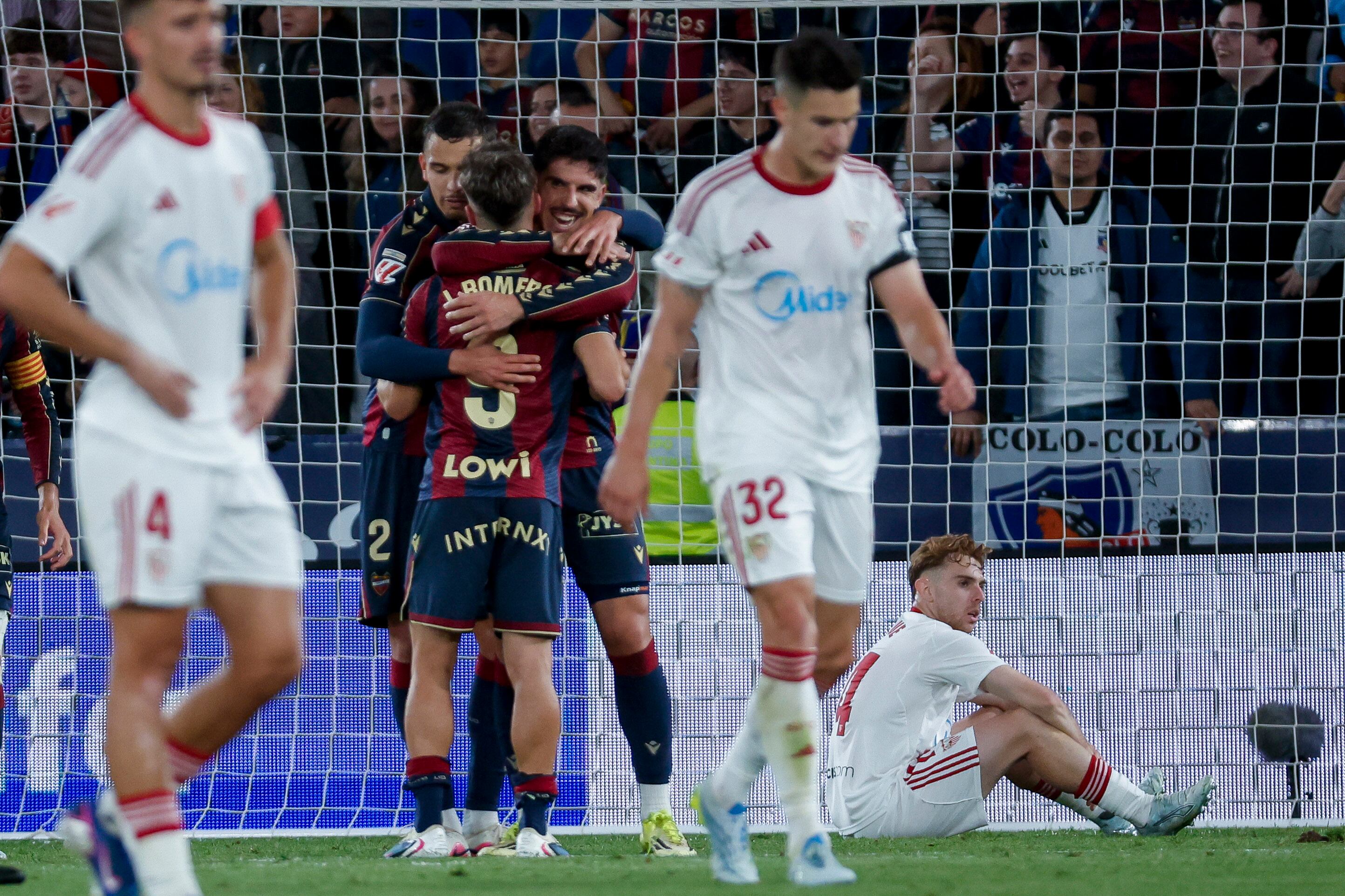 VALENCIA, 23/04/2026.- El delantero del Levante Iván Romero celebra el segundo gol de su equipo, durante el partido de la jornada 33 de LaLiga de fútbol entre Levante UD y Sevilla FC, este jueves en el estadio Ciutat de Valencia. EFE/ Manuel Bruque