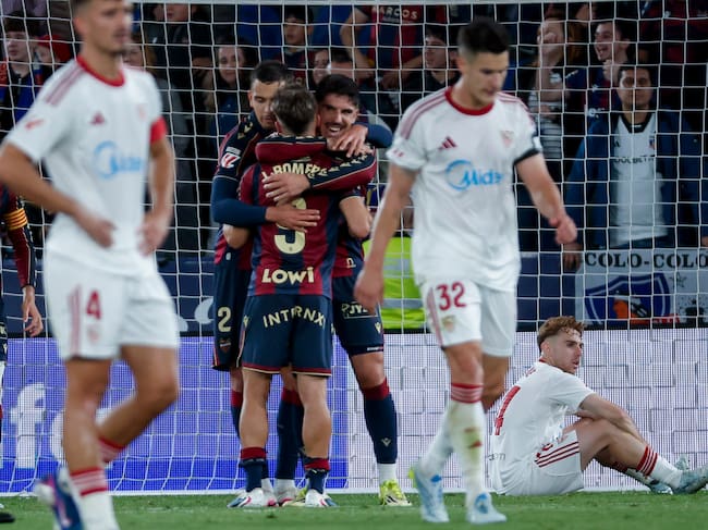 VALENCIA, 23/04/2026.- El delantero del Levante Iván Romero celebra el segundo gol de su equipo, durante el partido de la jornada 33 de LaLiga de fútbol entre Levante UD y Sevilla FC, este jueves en el estadio Ciutat de Valencia. EFE/ Manuel Bruque