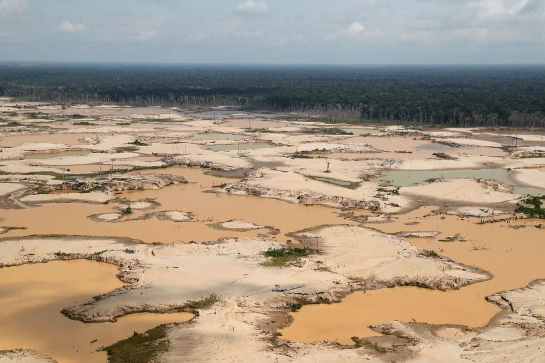 Vista aérea que muestra un área deforestada de la selva amazónica peruana causada por la minería ilegal. 