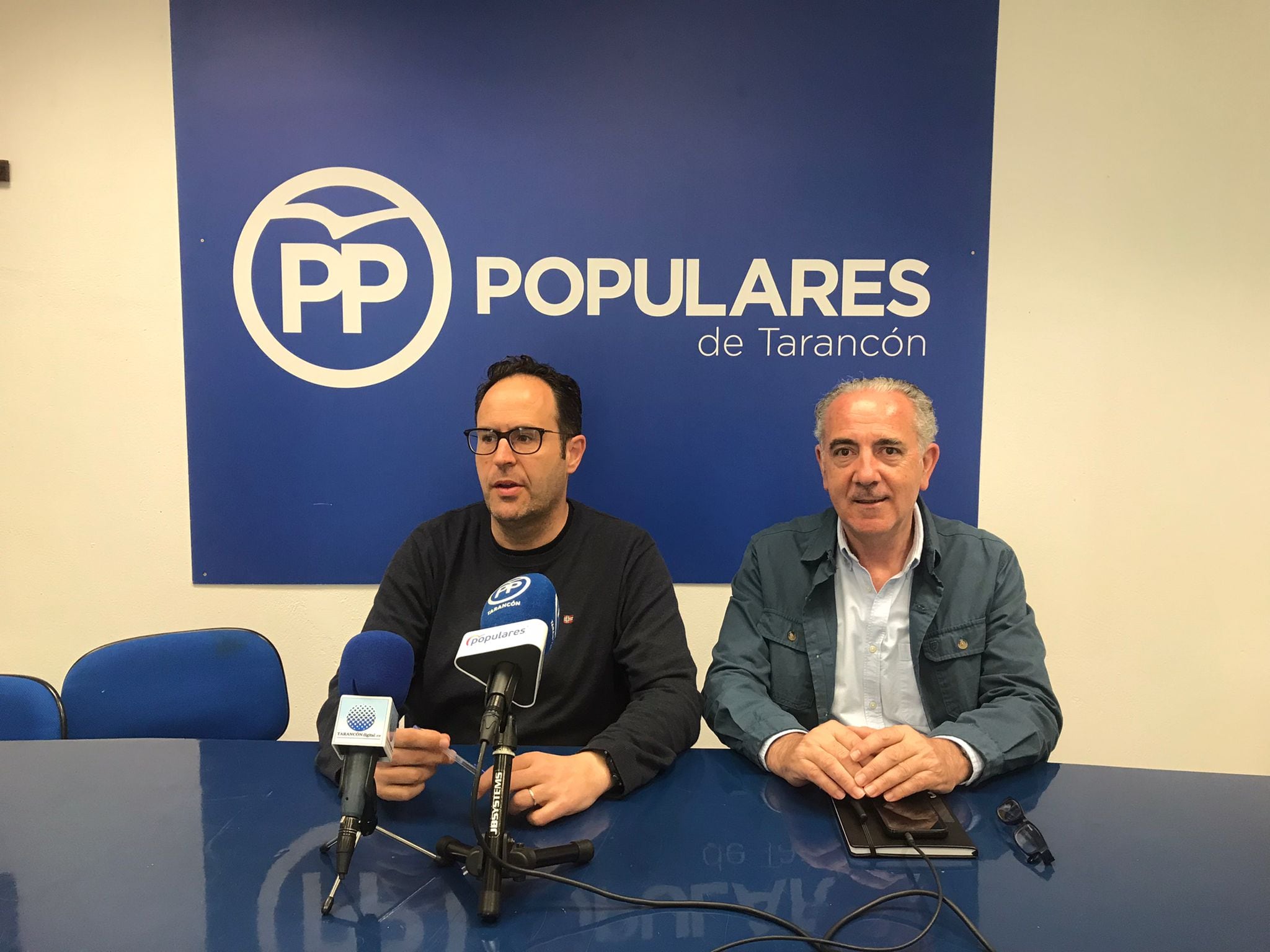 José Martín-Buro y Miguel Angel Igualada en la sede del PP de Tarancón (Cuenca)