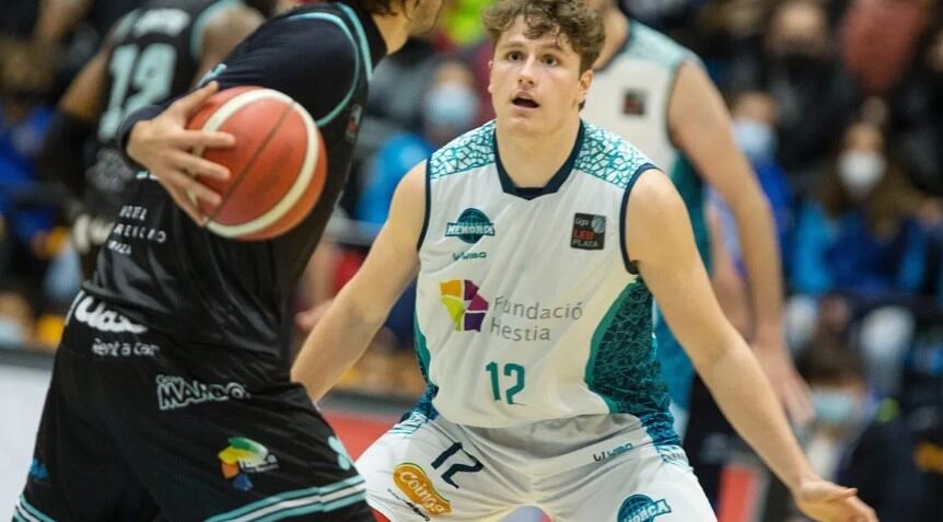 El jugador ha renovat per una temporada amb l'Hestia Menorca.