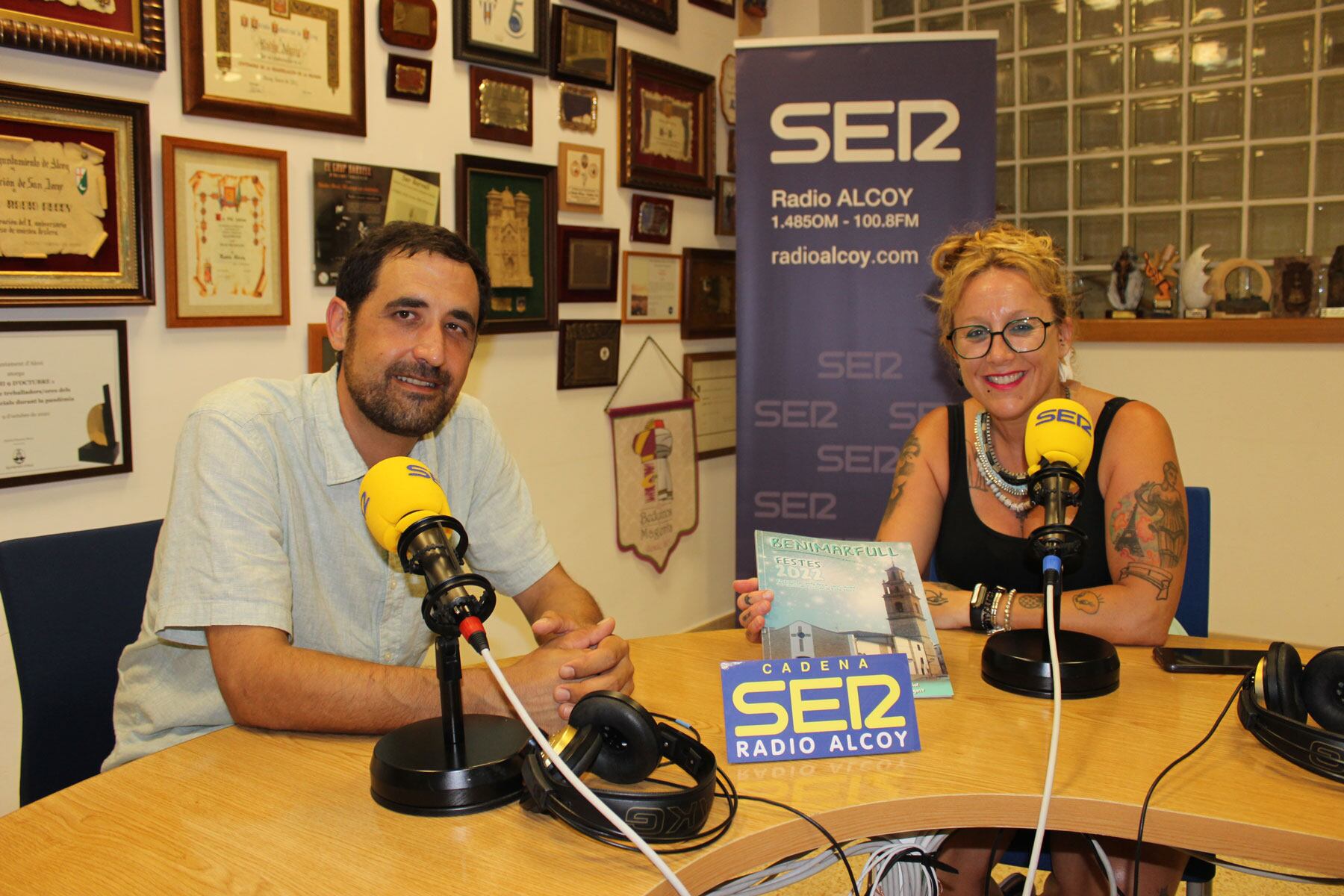 Carlos Montava i Raquel Vilaplana, en l&#039;estudi central de Radio Alcoy
