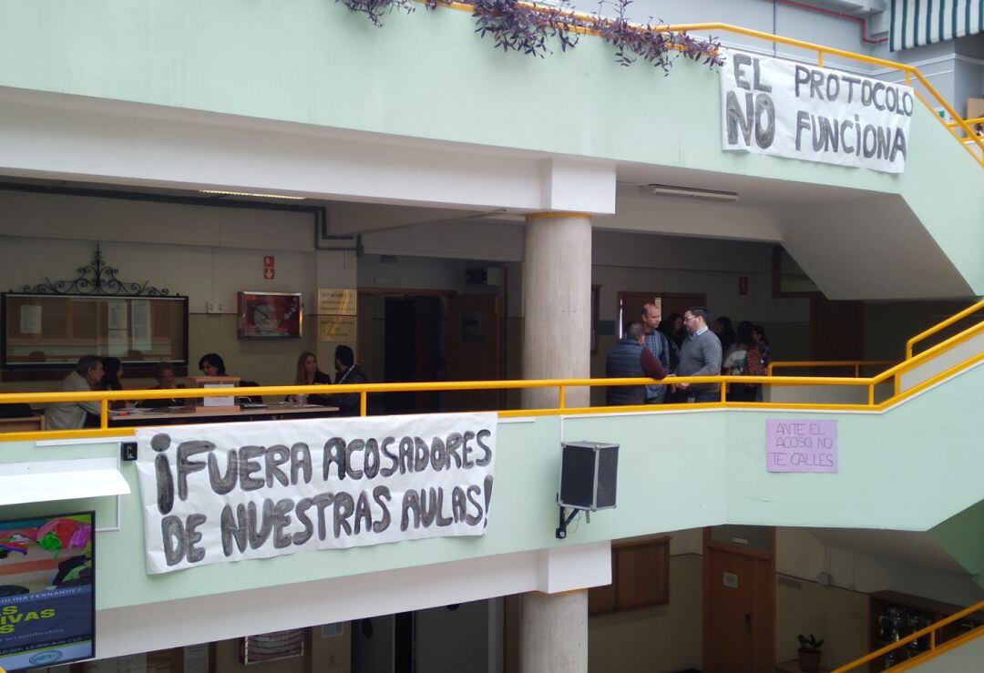 Pancartas en el patio interior de acceso de la Facultad de Ciencias de la Educación de la Universidad de Granada contra el acoso tras denunciar siete alumnas a un profesor