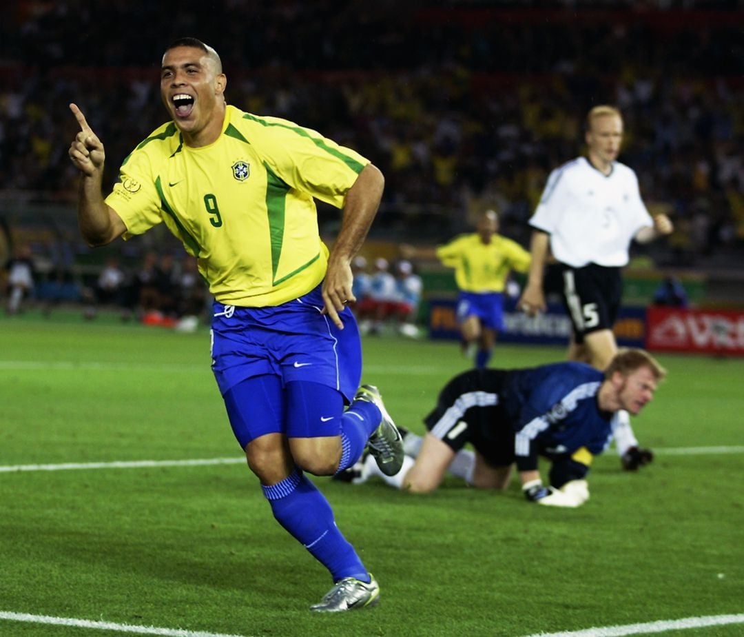 Ronaldo, tras marcar uno de los goles en la final del Mundial de 2002