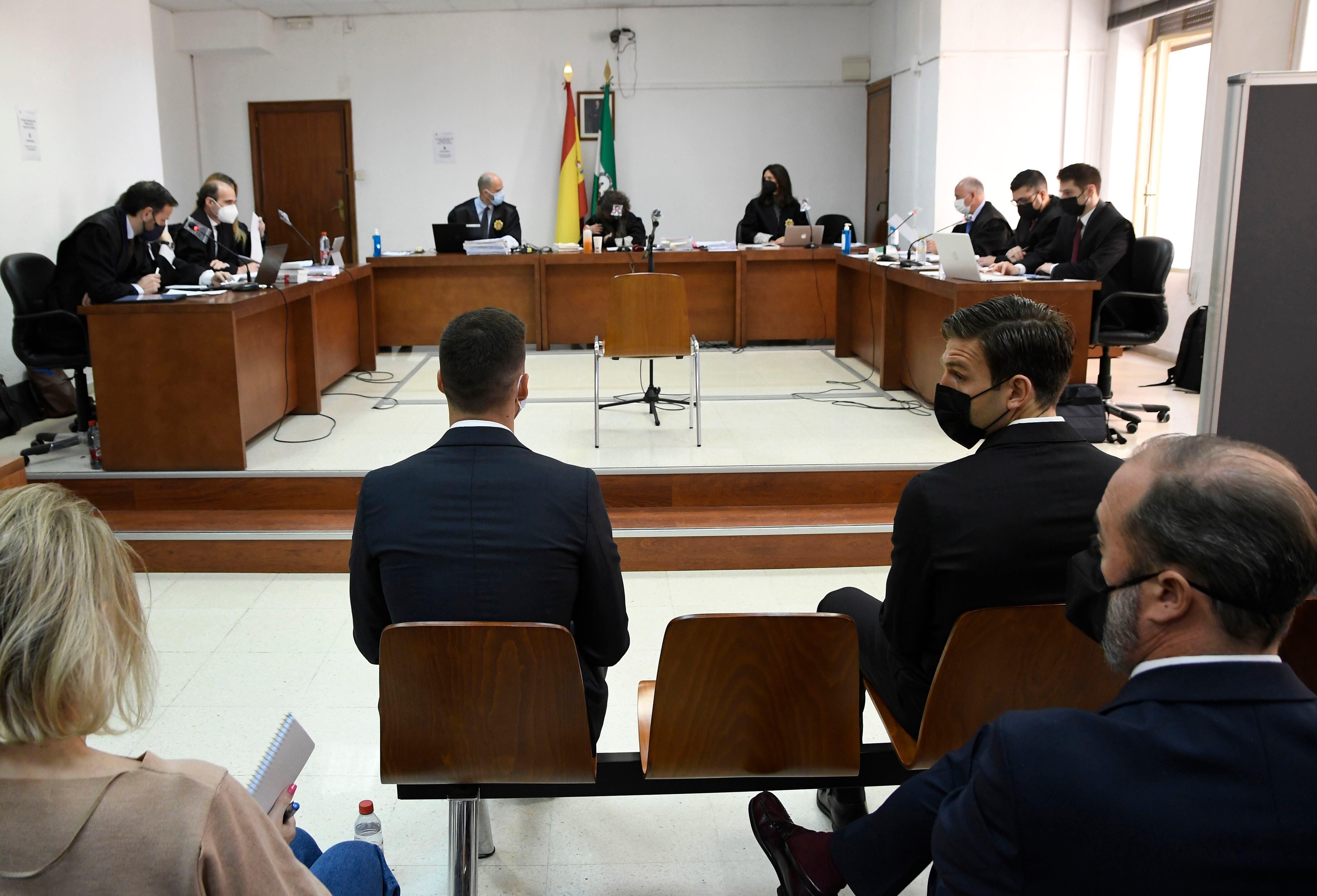 ALMERÍA, 28/03/2022.- Los futbolistas Santi Mina (i) y David Goldar (d), al inicio del juicio que ha comenzado hoy en la Sección Tercera de la Audiencia Provincial de Almería. El futbolista Santi Mina, que actualmente milita en el Celta, se enfrenta a ocho años de prisión por la presunta agresión sexual a una mujer en 2017. EFE/ Carlos Barba***POOL***
