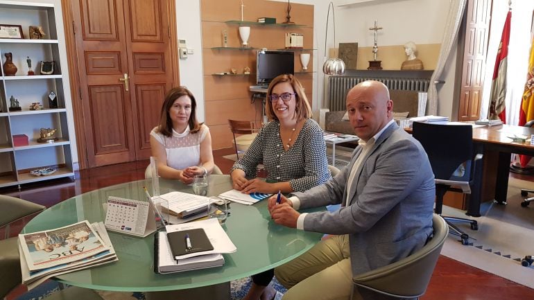 De izqda a dcha: La alcaldesa de Pozo de Urama, María Jesús Saldaña; la presidenta de la Diputación, Ángeles Armisén y el diputado de la zona, Luis Calderón