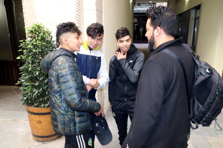 Tres dels joves extutelats per la DGAIA que denuncien que viuen al carrer