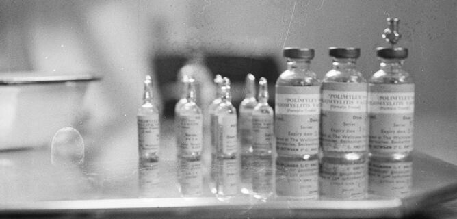 Recipientes con la vacuna de la polio, en una fotogarafía de abril de 1959