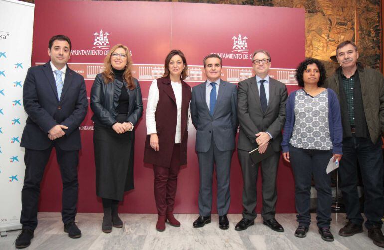 Autoridades en la presentación del programa de la Caixa