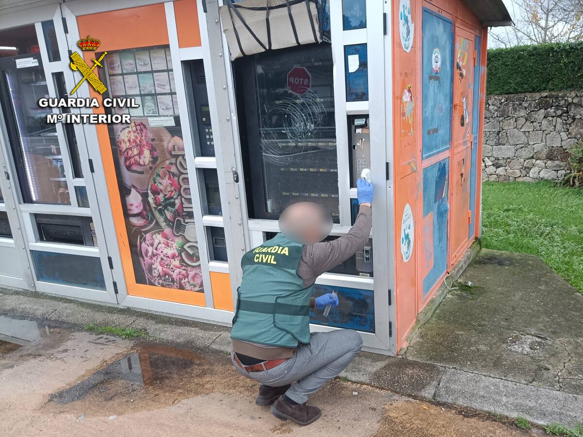 La Guardia Civil de Baiona detiene a dos jóvenes de Vigo e investiga a otro por los robos a chiringuitos en Nigrán