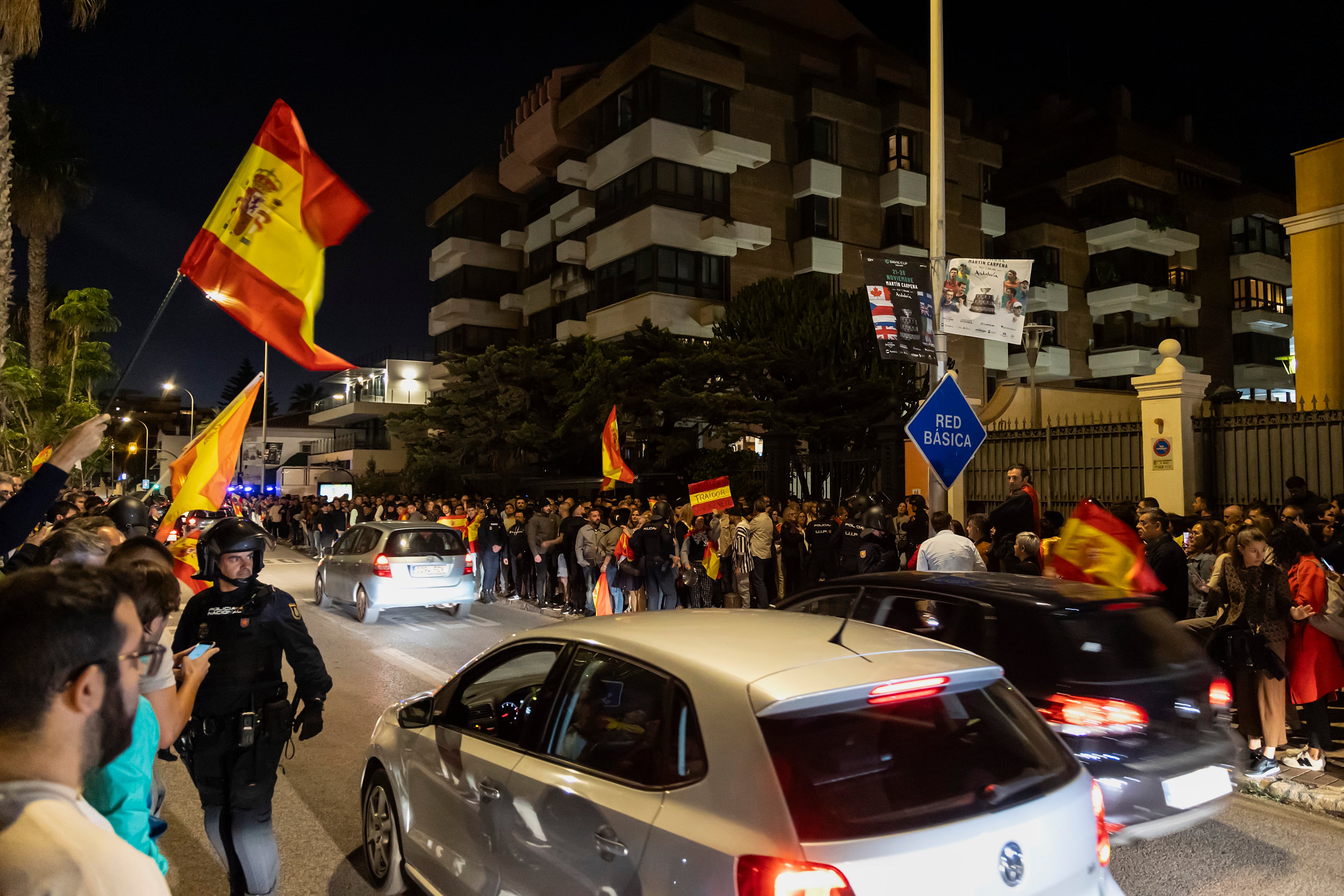 MÁLAGA , 10/11/2023.- Varias personas protestan frente a la sede de la Subdelegación del Gobierno en Málaga donde el presidente del gobierno en funciones, Pedro Sánchez, ha mantenido un encuentro con el canciller federal de Alemania, Olaf Scholz. EFE/Daniel Pérez
