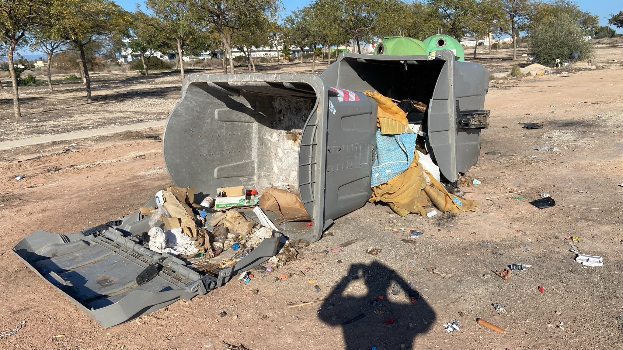 Detalle de algunos de los contenedores de resto abandonados en una parcela del polígono de Llanos del Espartal