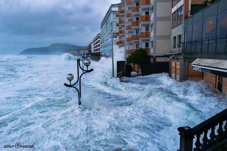 El fuerte oleaje 'engulle' el malecón de Zarautz. 