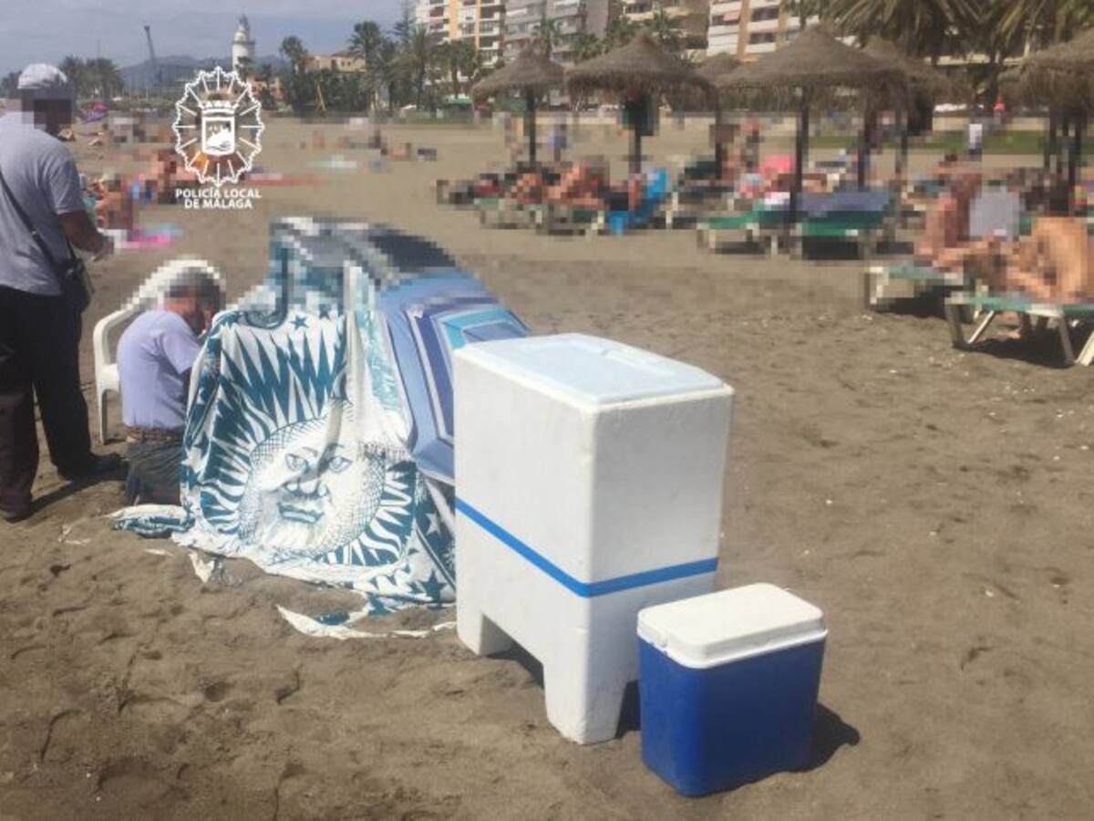 Vendían ilegalmente cócteles hechos bajo sombrillas y lonas en playas de Málaga