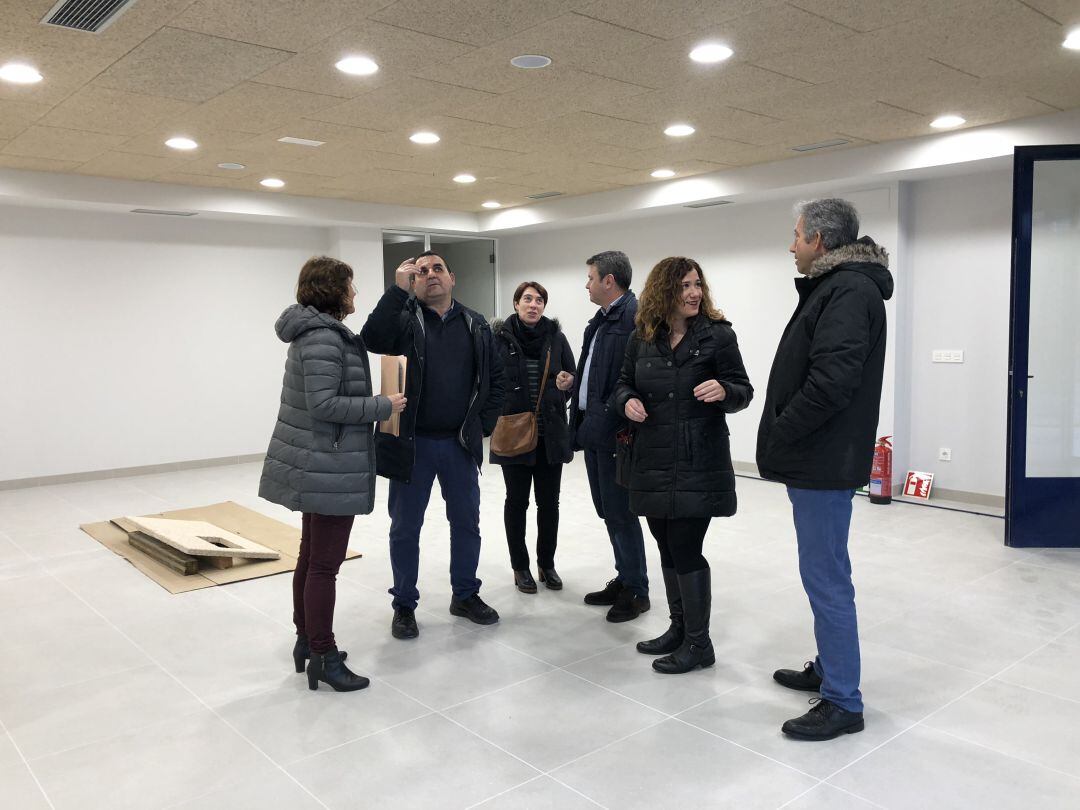 Representantes del Ayuntamiento y de la A.VV de Anaka-Puiana, en la visita a las obras de los nuevo locales del barrio. 