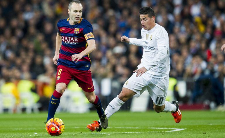 Iniesta y James, en un Clásico entre el Barcelona y el Real Madrid.