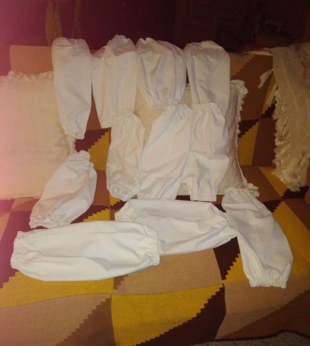 Manguitos realizados con sábanas para los sanitarios del hospital 