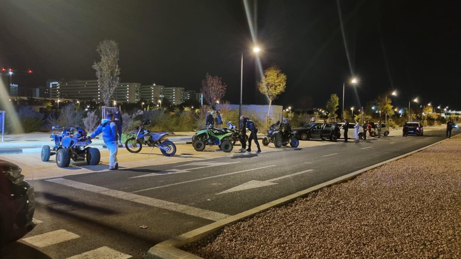 Carreras ilegales celebradas este sábado de madrugada detrás del hospital La Fe de València.