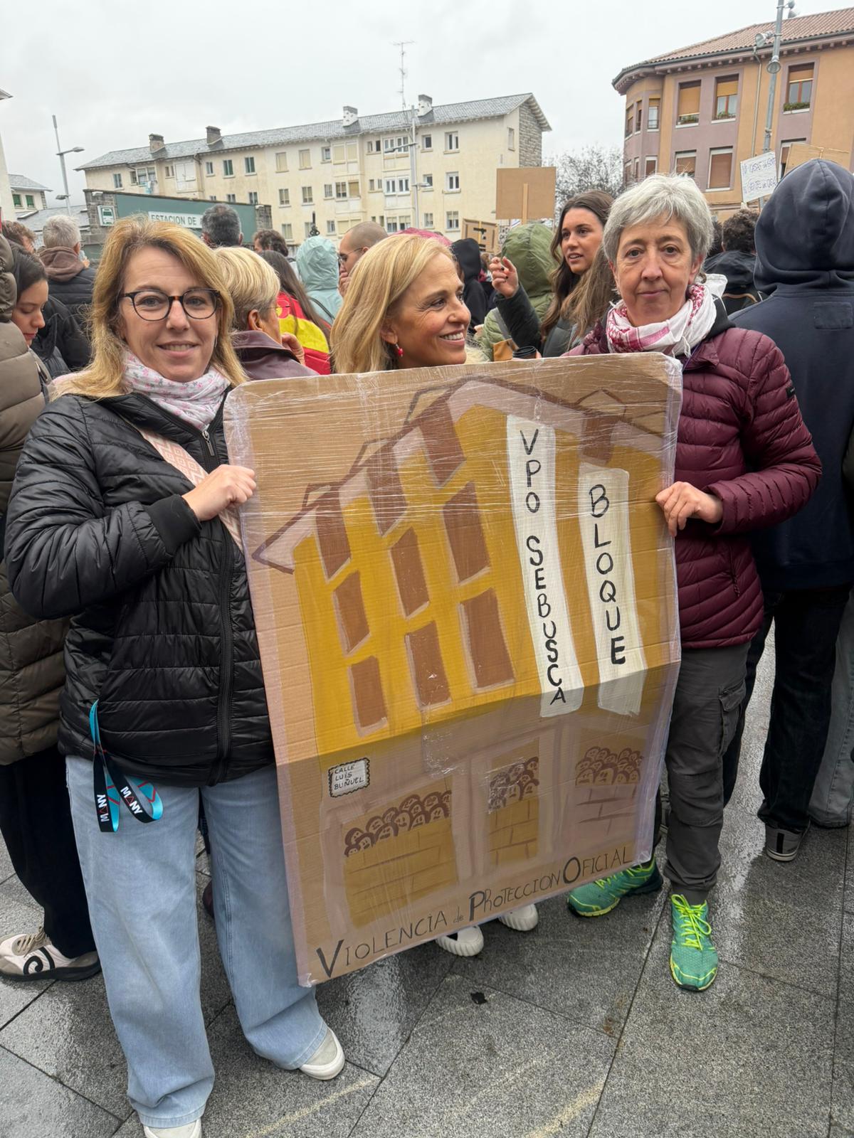 Tres de las inquilinas de las viviendas de protección oficial afectadas por el aumento del alquiler en Jaca