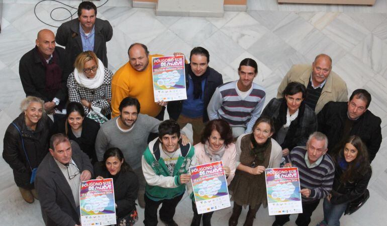 La delegada municipal de Deportes y la comisionada para el Polígono Sur, junto a varios representantes vecinales organizadores de la doble jornada deportiva en el barrio