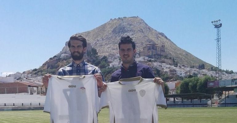 Juanse Pegalajar, a la derecha, junto a Sergio Torres, durante su presentación como nuevos jugadores del Martos.