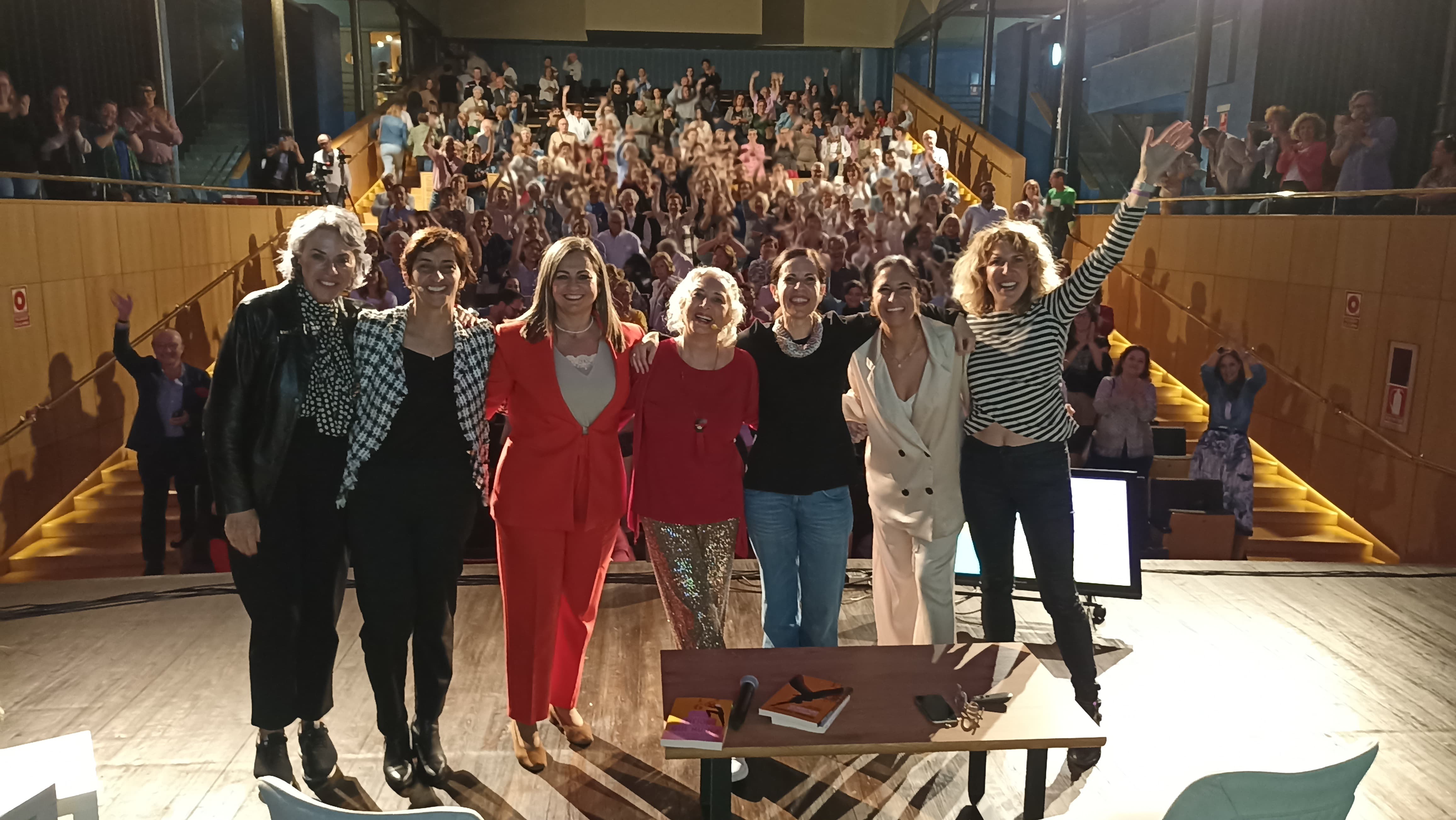 Final de 'Con Voz de Mujer' en el teatro Liceo de Baena.