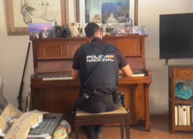 Un agente de Policía toca el piano a una anciana