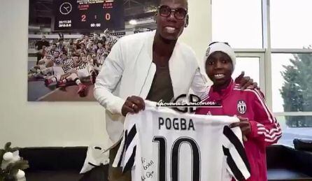 Paul Pogba le regalo la camiseta a Bryan