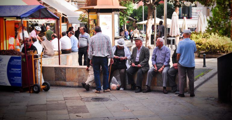 Un grupo de mayores en la Plaza de la Constitución de Jaén.