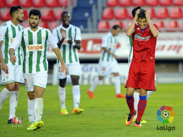 Íñigo Pérez se lamenta tras una ocasión fallada en el partido ante el Córdoba.