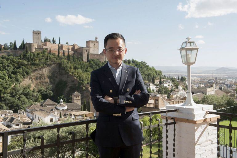 El nuevo propietario del Granada, el chino Jiang Lizhang, durante el encuentro con los medios de comunicación en Granada