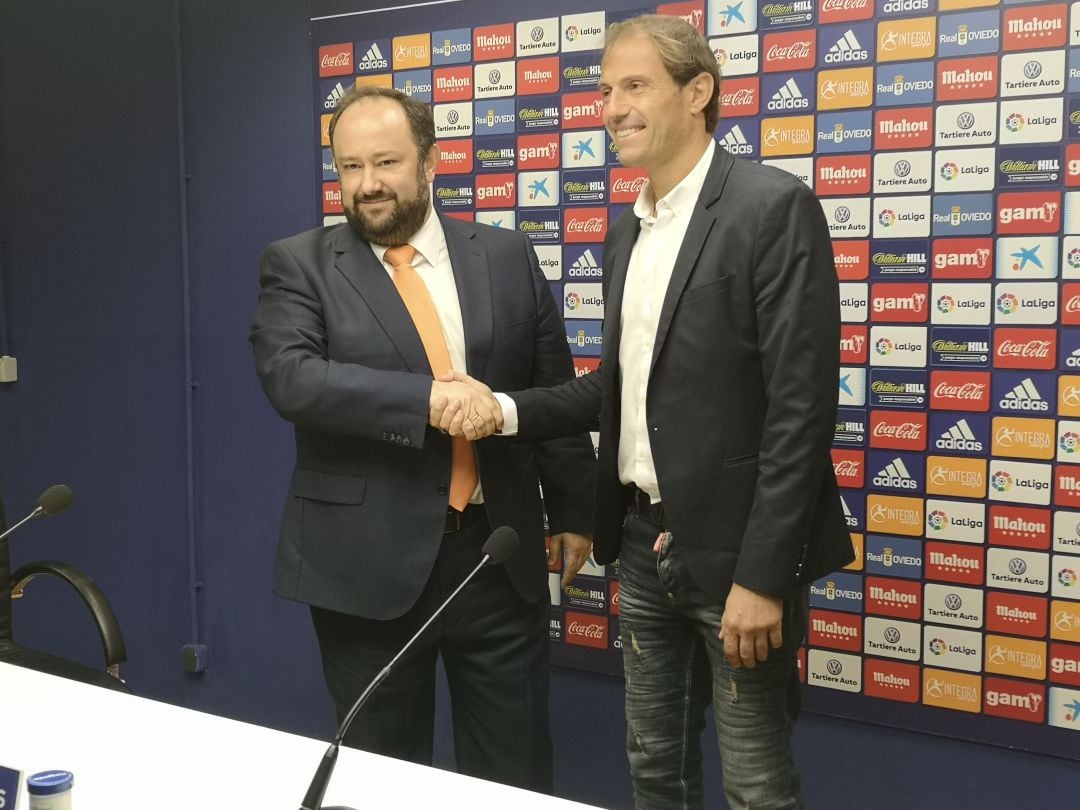 Jorge Menéndez Vallina y Francesc Arnau se estrechan la mano durante la presentación del catalán.