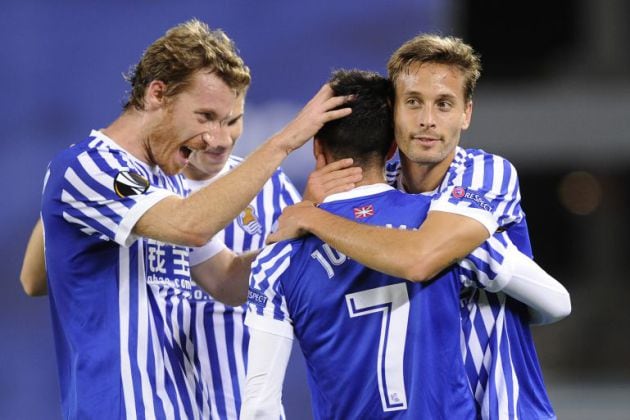 Sergio Canales y David Zurutuza felicitan a Juanmi tras su gol.