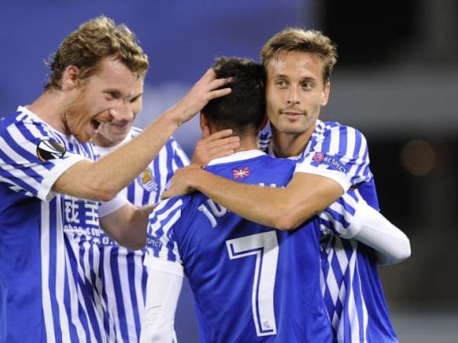 Sergio Canales y David Zurutuza felicitan a Juanmi tras su gol.