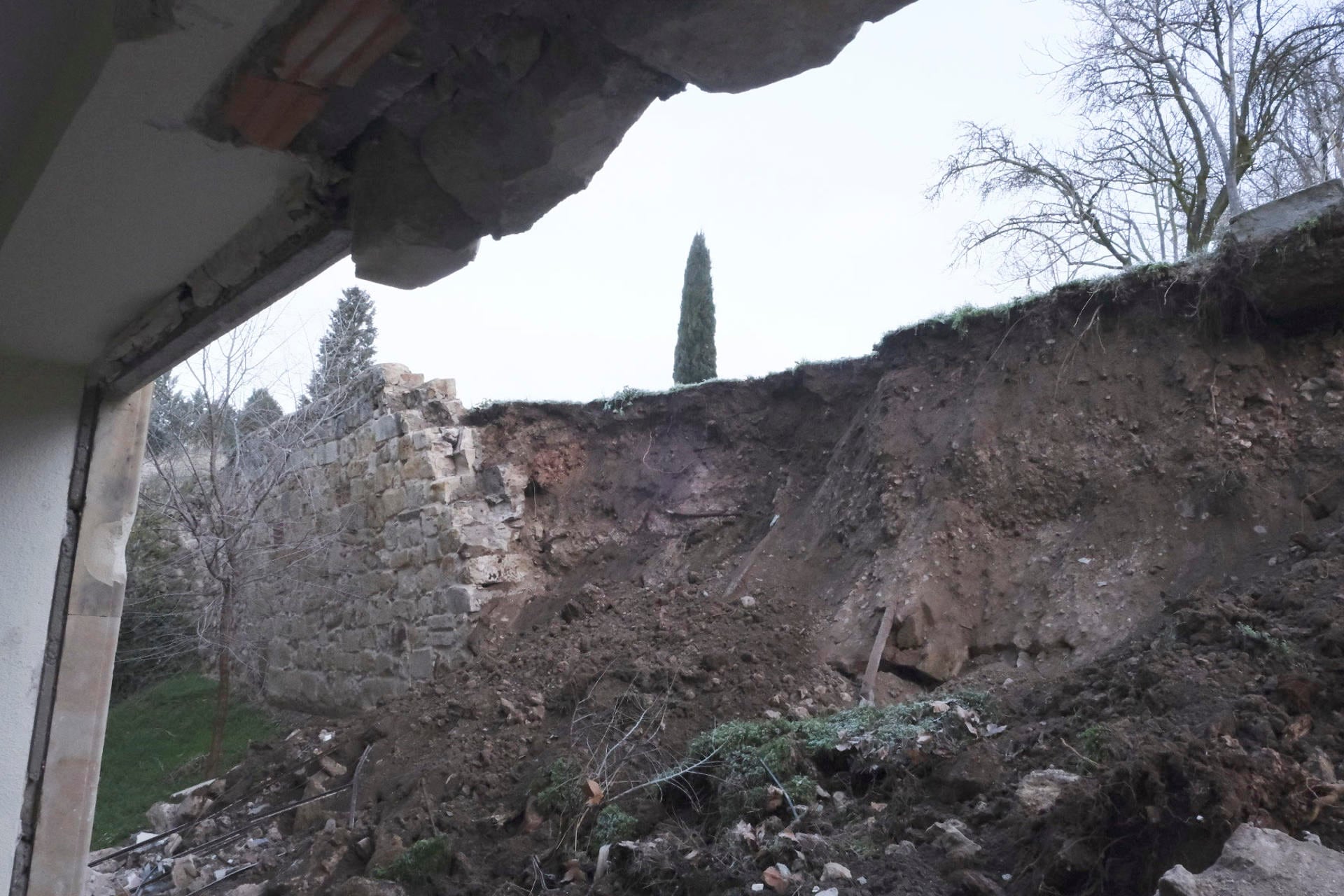 Salamanca ha amanecido este viernes con la caída de quince metros de paño de muralla, a la altura del paseo del Rector Esperabé 67, junto al hotel Palacio de San Esteban. Bomberos y Policía Local han actuado en el desprendimiento antes de las 7 de la madrugada y no ha habido heridos, han informado a EFE fuentes municipales. EFE/JM García