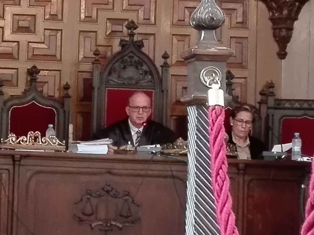 El Presidente de la Audiencia Provincial, Jesús Pérez Serna, toma la palabra durante un juicio
