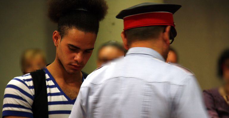 L'acusat, custodiat per 2 mossos d'esquadra, entrant a la sala de vistes de l'Audiència de Lleida