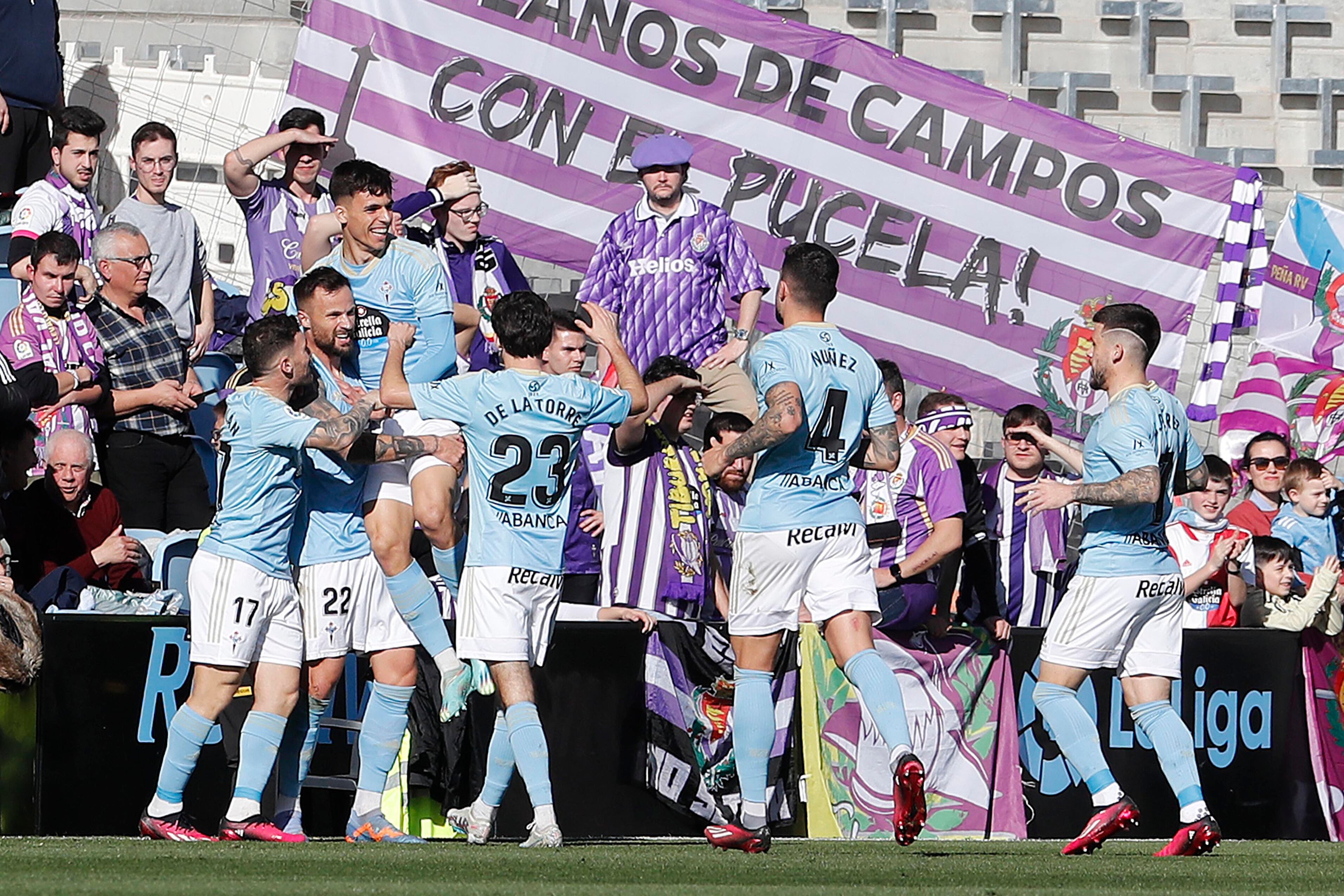 VIGO (PONTEVEDRA), 26/02/2023.- El delantero del Celta de Vigo Haris Seferovic (2i) celebra con sus compañeros tras anotar el 1-0 ante Real Valladolid, en el partido de la jornada 23 de LaLiga que se disputa hoy domingo en el estadio de Balaídos, en Vigo. EFE/ Salvador Sas
