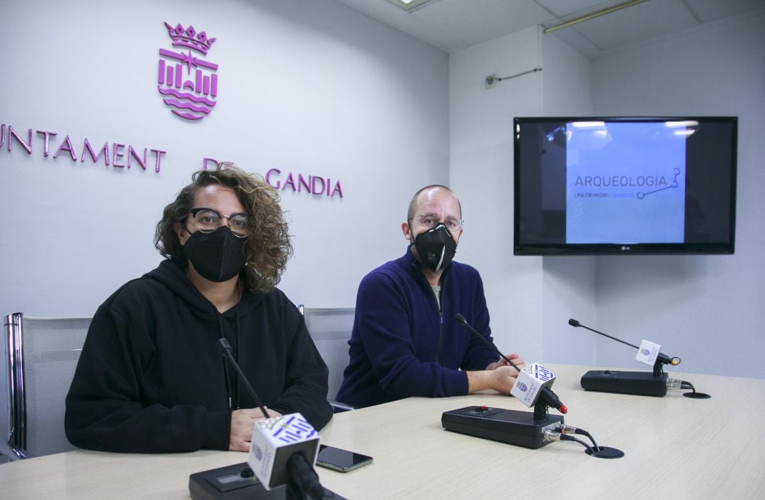 Alícia Izquierdo y Joan Negre en el Ayuntamiento de Gandia 