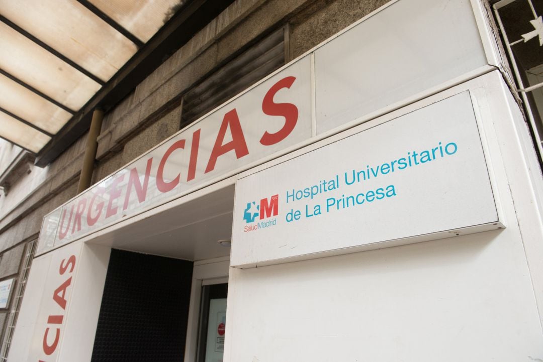 Puerta de Urgencias aparcadas del Hospital Universitario La Princesa de Madrid.  