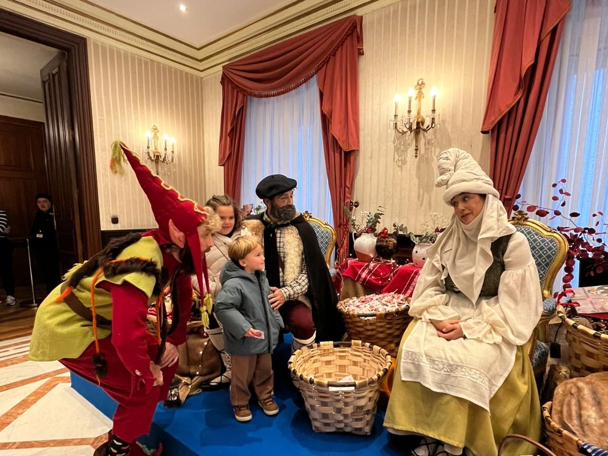 Olentzero y Mari Domingi llenan Vitoria de magia!