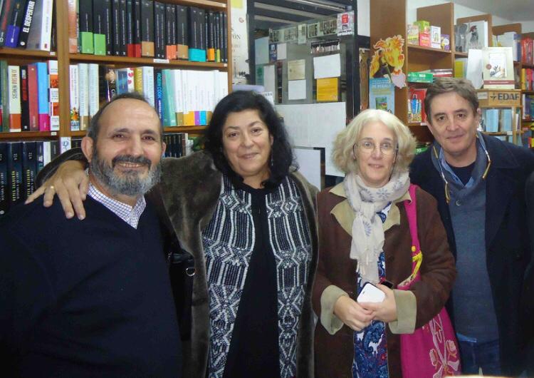 Con su marido Elías en TodoLibro y la escritora Almudena Grandes y su marido Luis García Montero en 2016
