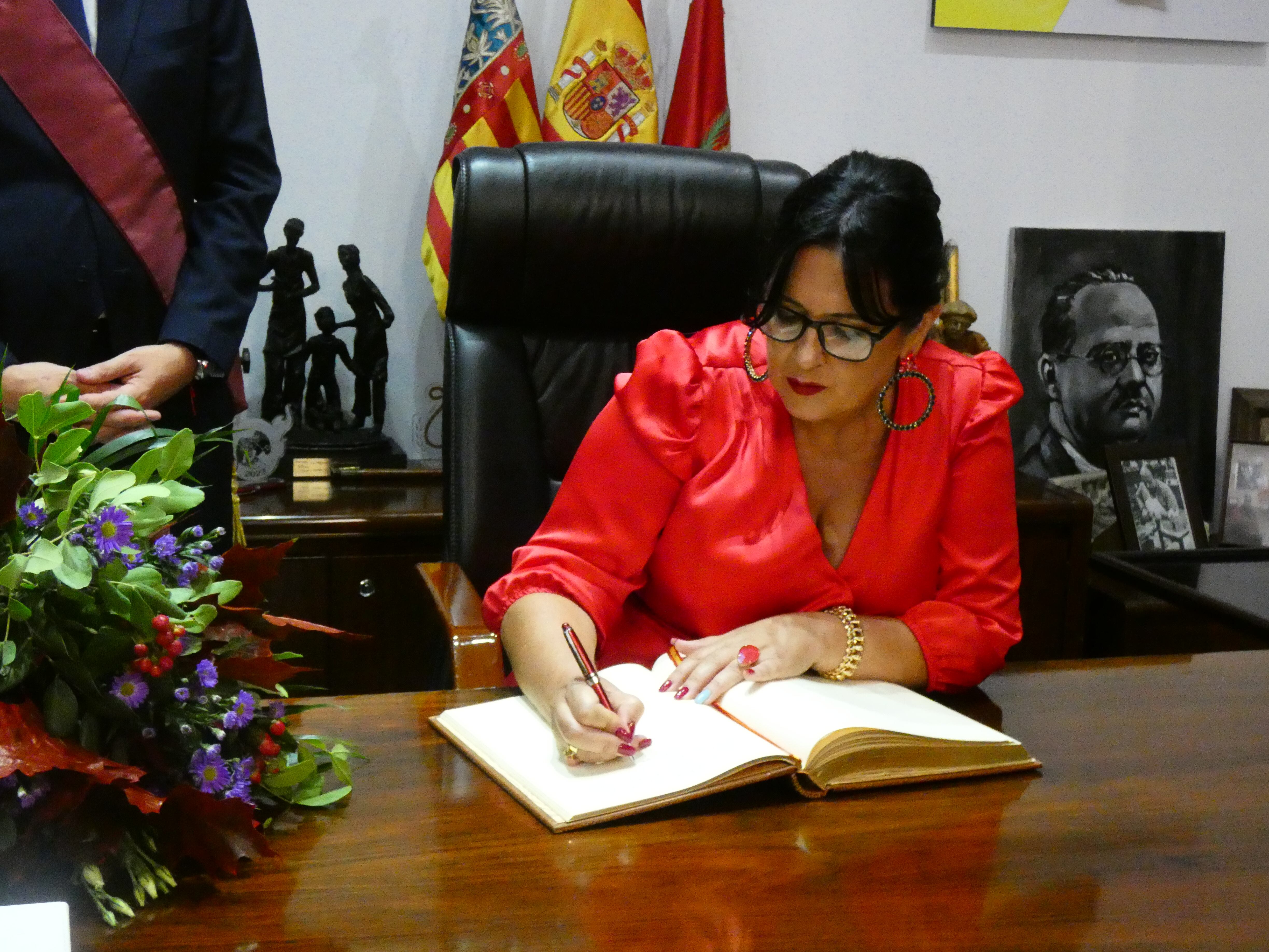 Loli Soler, pregonera de las Fiestas Mayores de Elda 2023 firmando en el libro de honor de la ciudad