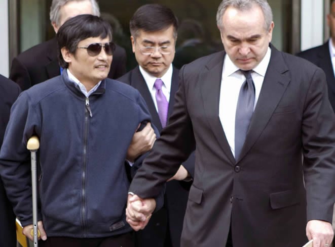 El disidente ciego Chen Guangcheng ha partido este sábado de Pekín junto a su familia rumbo a Nueva York. El vuelo salió a las 17.47 hora local (09.47 GMT), con cuatro horas de retraso según fuentes aeroportuarias