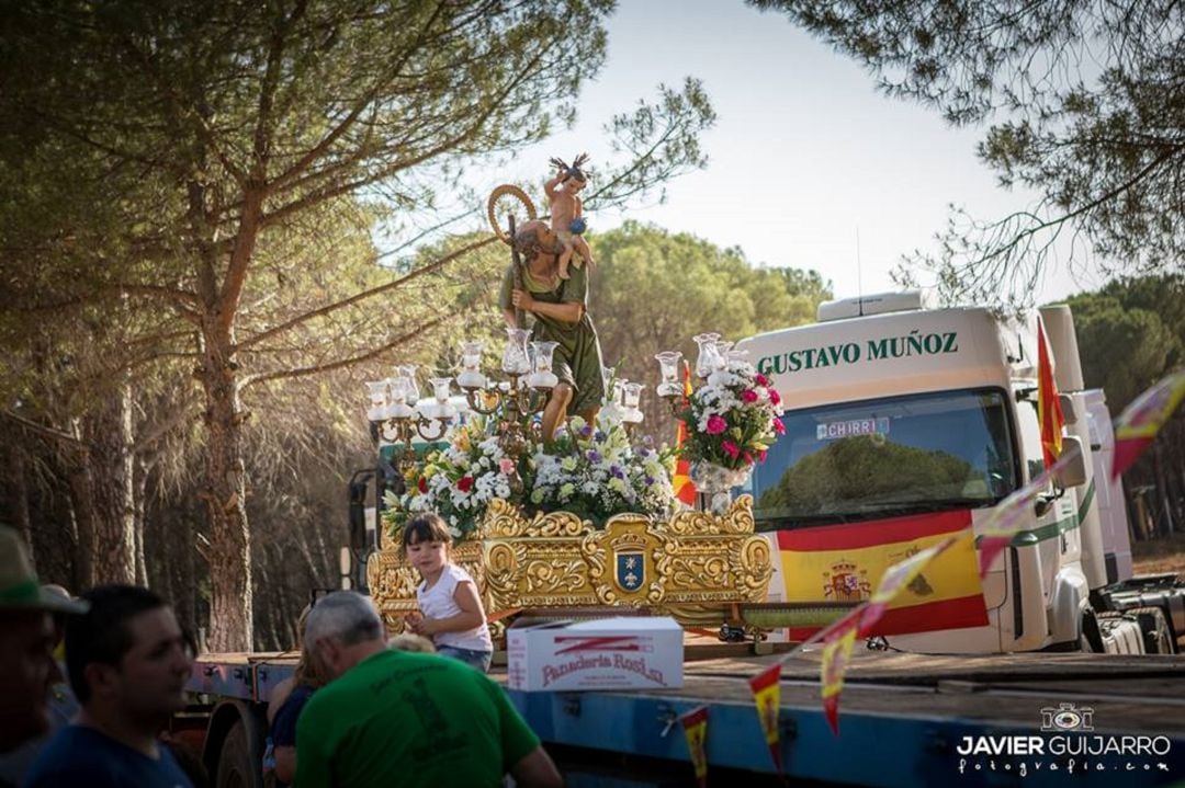 La imagen de San Cristóbal subida a un camión antes de bajar al municipio. 