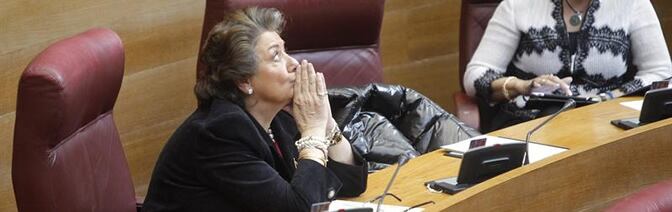 Imagen de archivo (15/02/2012) La alcaldesas de Valencia, Rita Barberá, flanquea el escaño vacío del diputado Francisco Camps durante el pleno de Les Corts