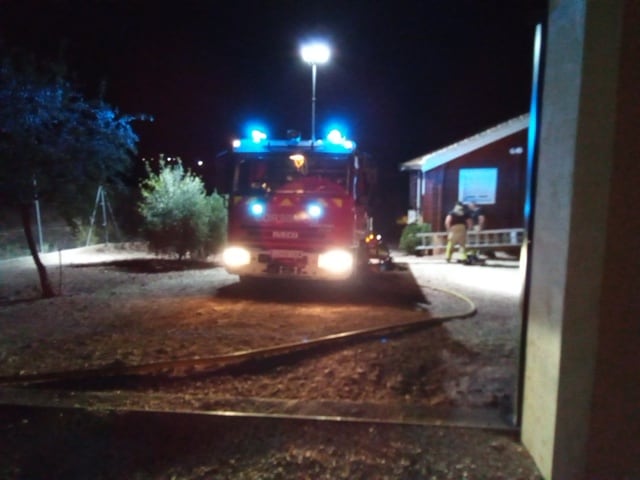 Sanitarios atendieron anoche a dos personas, por el incendio de un coche en un garaje de una vivienda en Aledo.